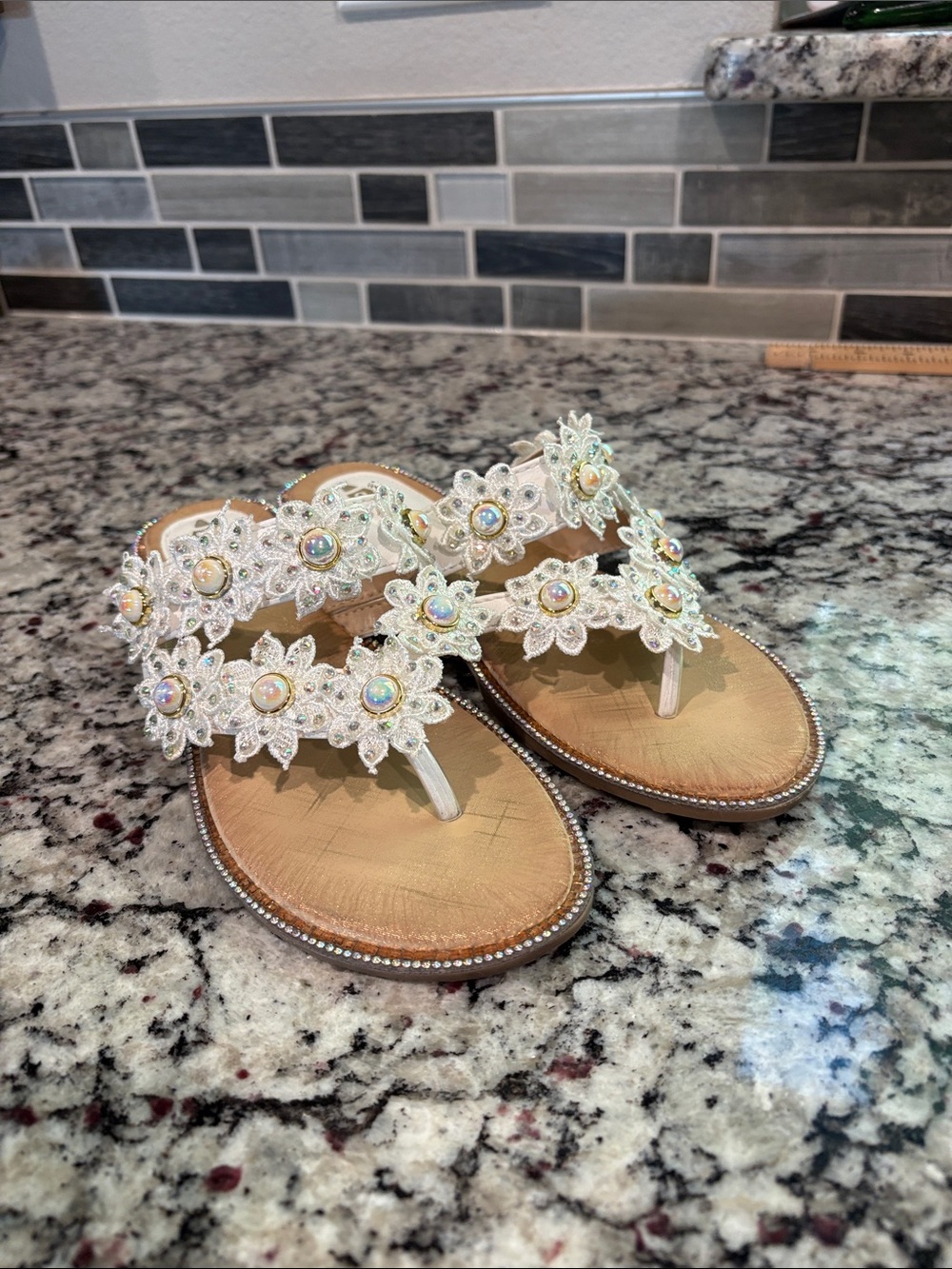 White Beaded Floral Thong Sandals with Iridescent Accents size 6. EUC